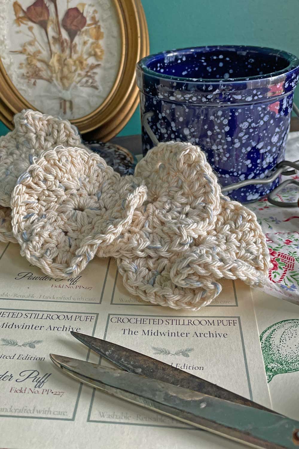 A handmade puff rests inside — soft, full, and meant to be used. A light press across the skin after bathing leaves just a trace of fragrance and the calm that comes with taking a slow moment for yourself.