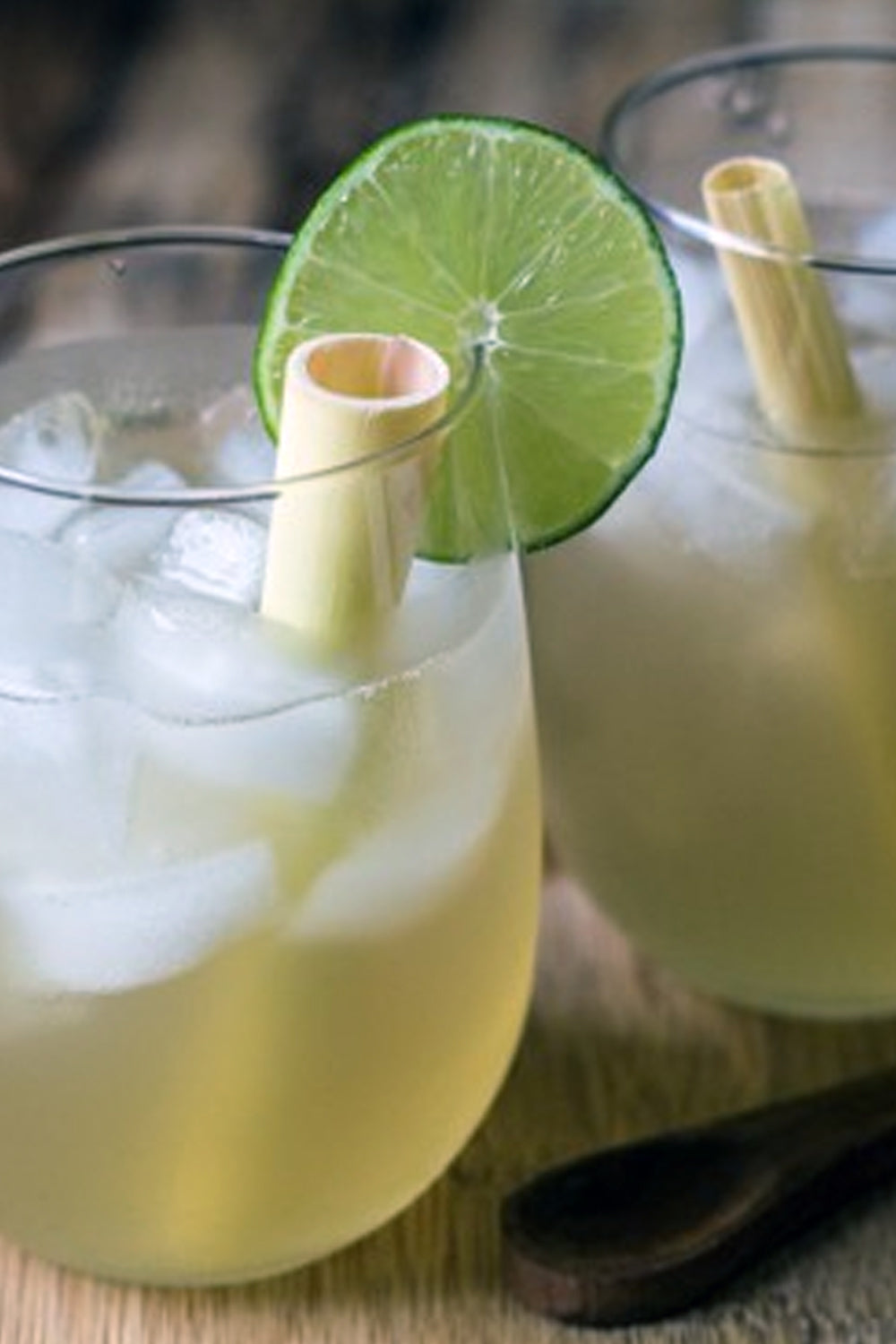 ice cold glass of lemongrass tea with a slice of lime