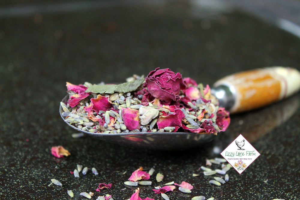 Vintage 1940s Wooden-Handled Kitchen Scoop with Rose & Lavender Potpourri – A beautifully aged kitchen scoop from the 1940s, its worn wooden handle rich with history, gently cradling a fragrant blend of dried rose petals and lavender buds. A timeless blend of vintage charm and botanical beauty, perfect for home décor, apothecary use, or natural aromatherapy